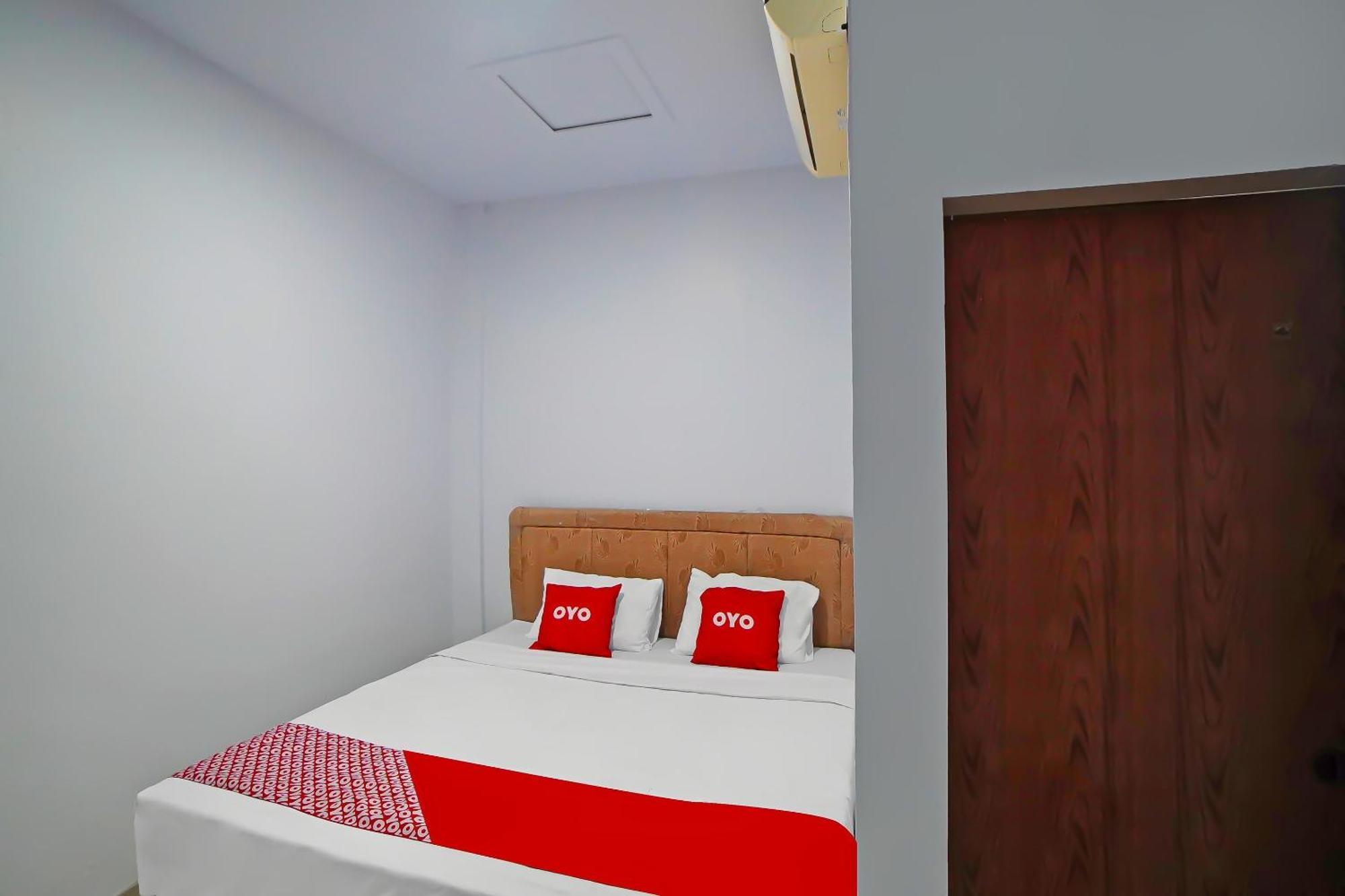 Oyo 92342 Hotel Batik Traveller Medan Exteriör bild