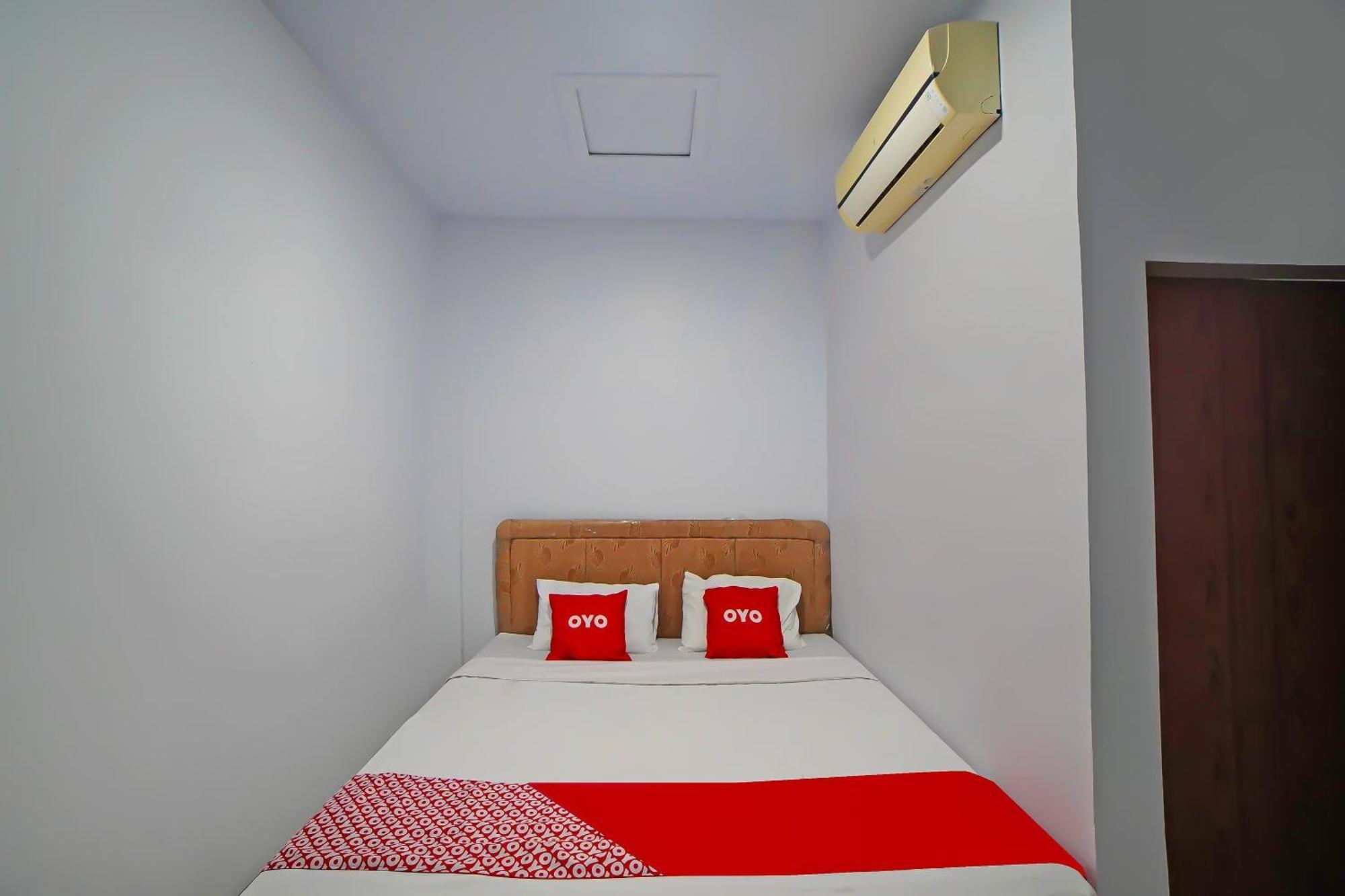 Oyo 92342 Hotel Batik Traveller Medan Exteriör bild