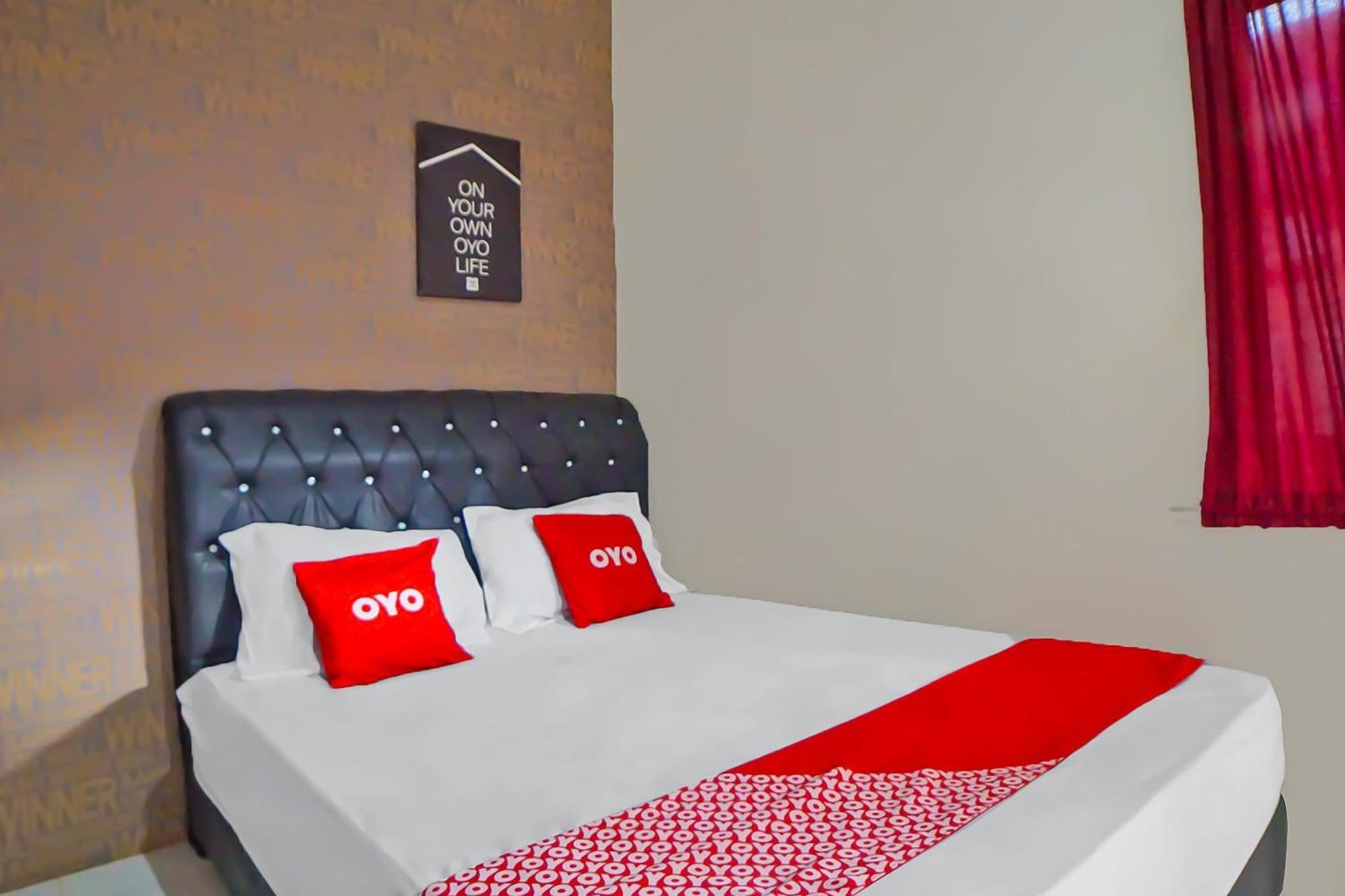 Oyo 92342 Hotel Batik Traveller Medan Exteriör bild